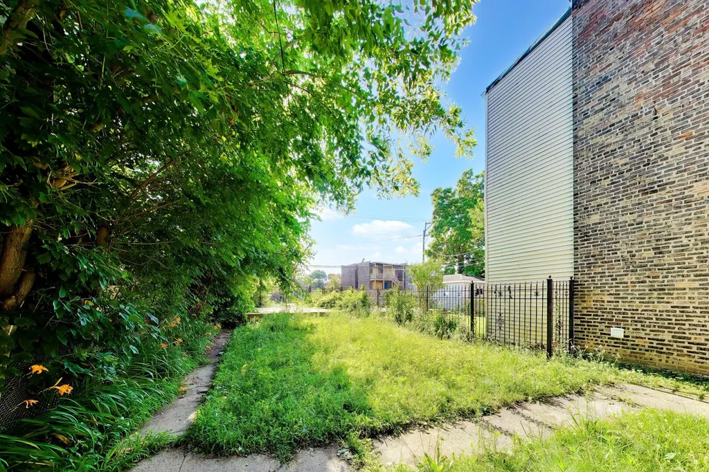 7041 South Eberhart Avenue Chicago IL 60637