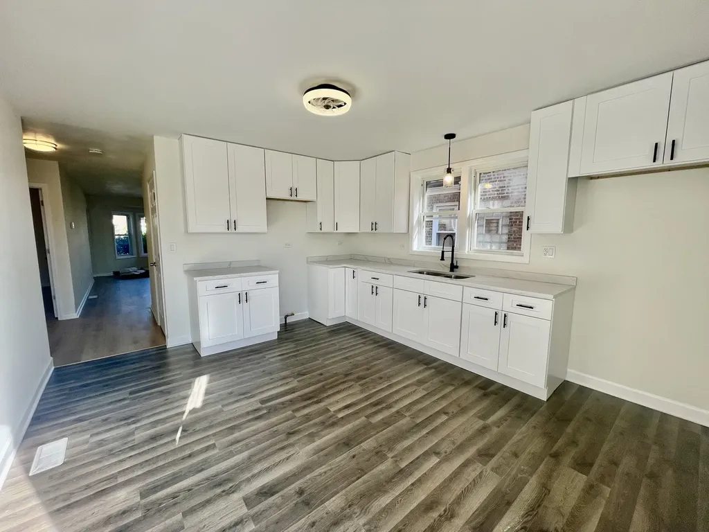 8312 South Phillips Avenue Chicago IL 60617