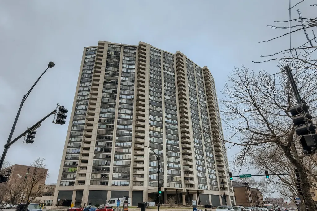 3930 North Pine Grove Avenue Chicago IL 60613