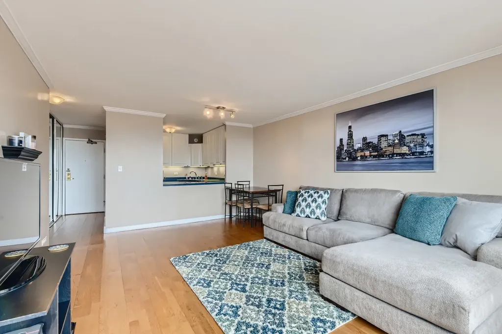 3930 North Pine Grove Avenue Chicago IL 60613