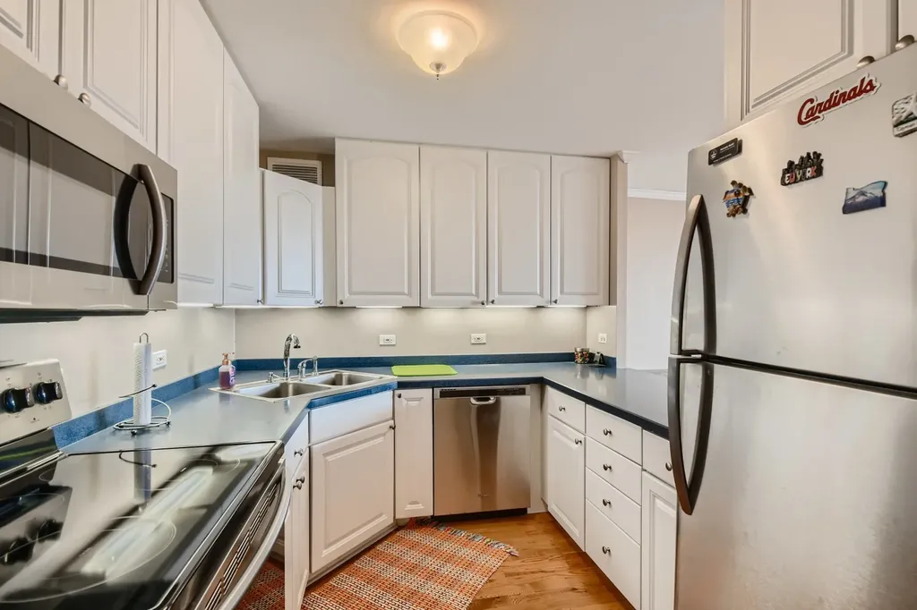 3930 North Pine Grove Avenue Chicago IL 60613