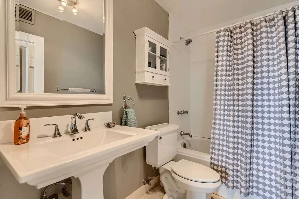 3930 North Pine Grove Avenue Chicago IL 60613