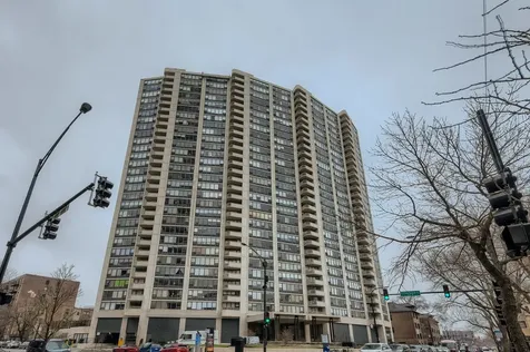 3930 North Pine Grove Avenue Chicago IL 60613