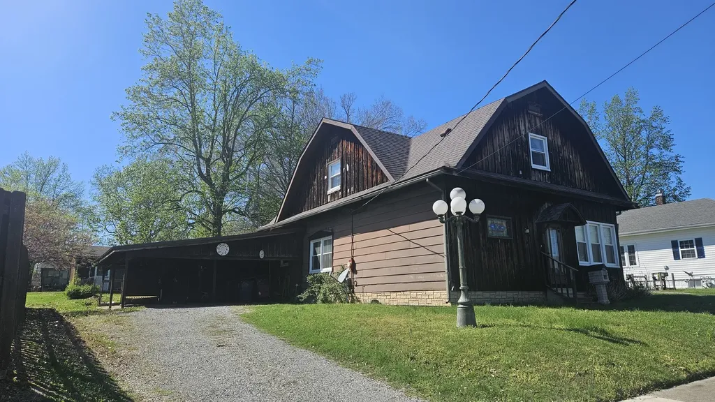 906 Barham Avenue N Johnston City IL 62951