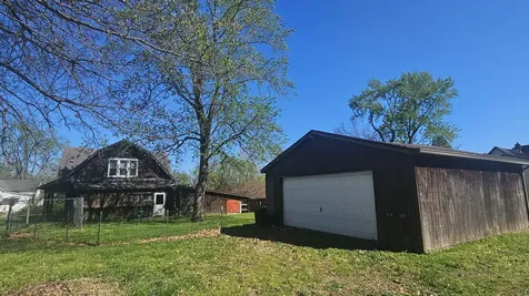 906 Barham Avenue N Johnston City IL 62951