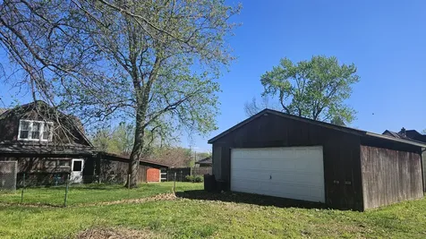 906 Barham Avenue N Johnston City IL 62951