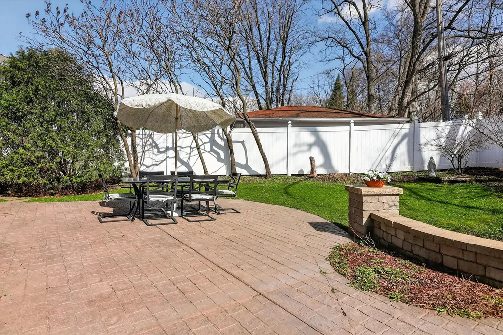 1614 Sawyer Avenue Glen Ellyn IL 60137