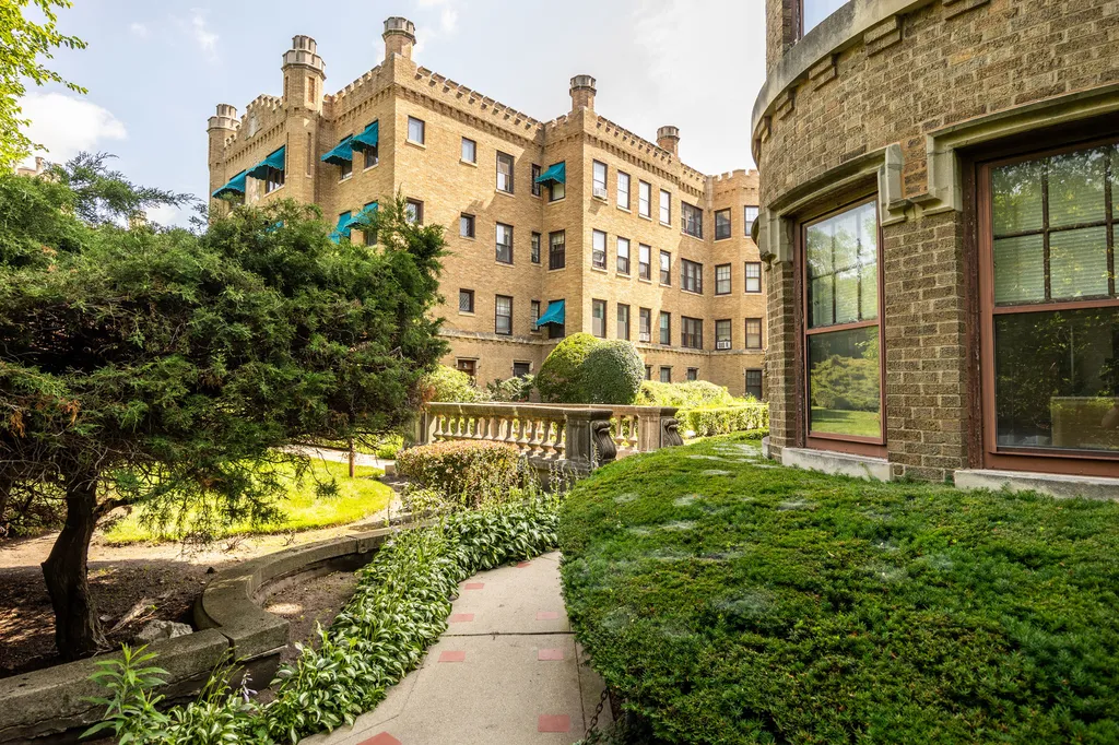 2430 West Greenleaf Avenue Chicago IL 60645