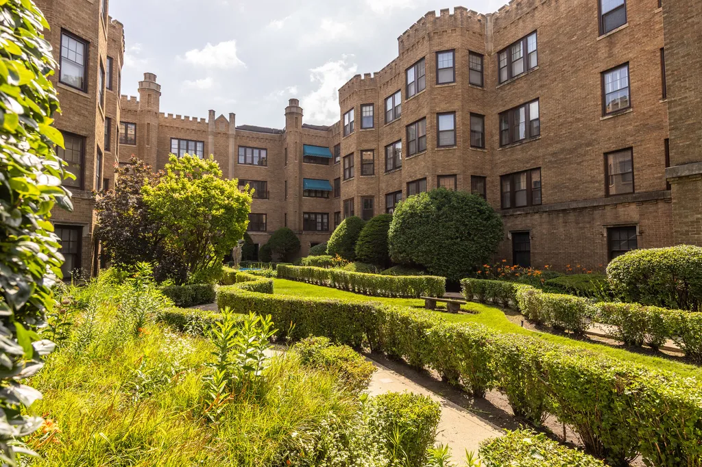 2430 West Greenleaf Avenue Chicago IL 60645