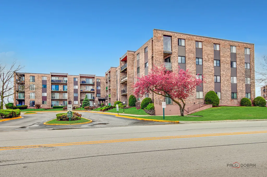 625 West Huntington Commons Road Mount Prospect IL 60056