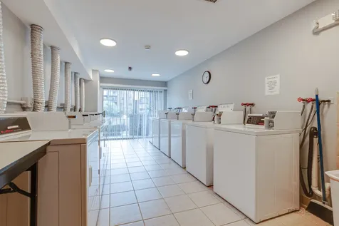 625 West Huntington Commons Road Mount Prospect IL 60056