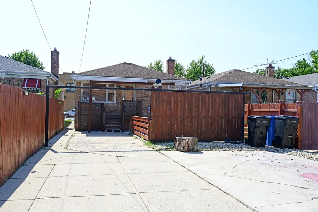 6211 North Nagle Avenue Chicago IL 60646