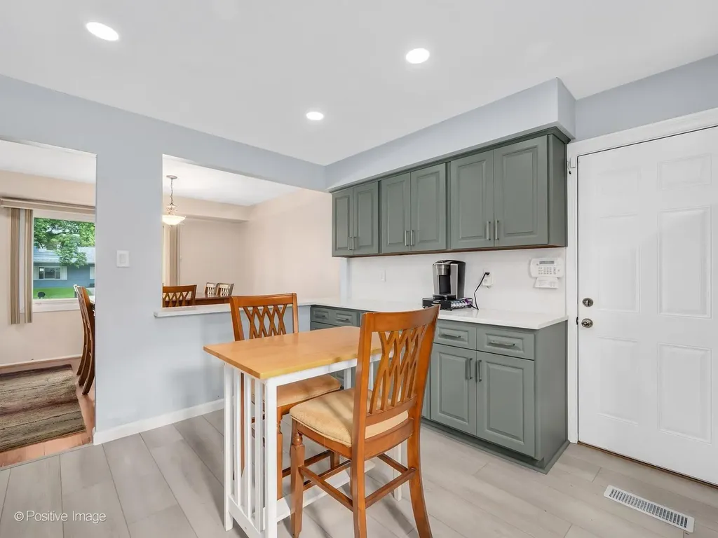 531 Redwood Road Bolingbrook IL 60440