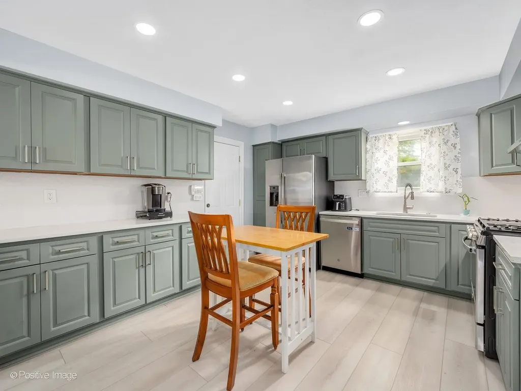 531 Redwood Road Bolingbrook IL 60440