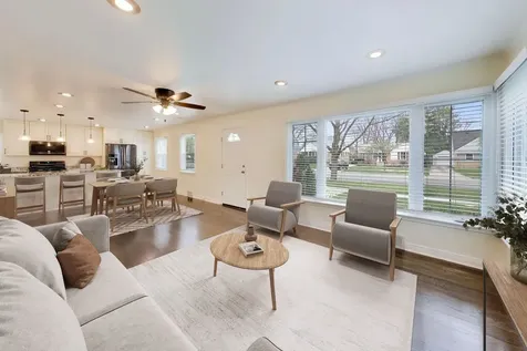 909 East Oakton Street Arlington Heights IL 60004