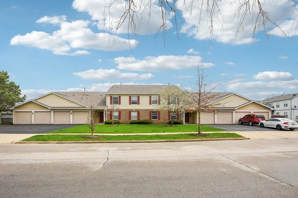 402 Woodview Circle Elgin IL 60120