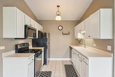 402 Woodview Circle Elgin IL 60120