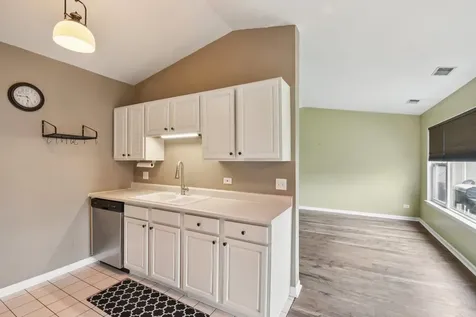 402 Woodview Circle Elgin IL 60120