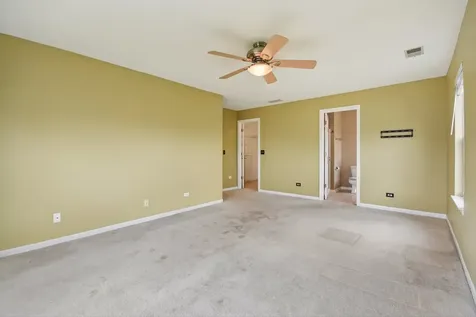 402 Woodview Circle Elgin IL 60120