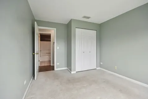 402 Woodview Circle Elgin IL 60120