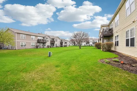 402 Woodview Circle Elgin IL 60120