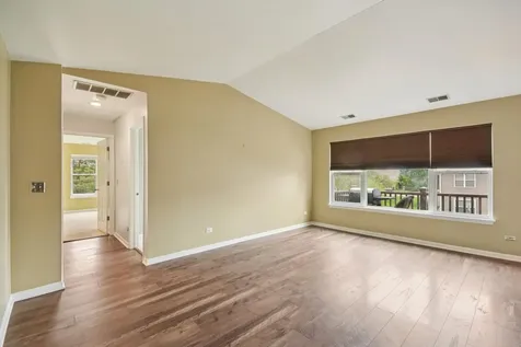 402 Woodview Circle Elgin IL 60120