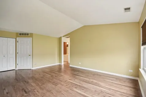 402 Woodview Circle Elgin IL 60120