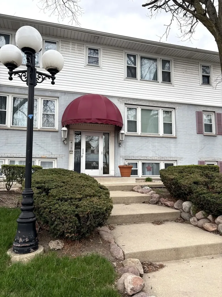9507 Kelvin Lane Schiller Park IL 60176