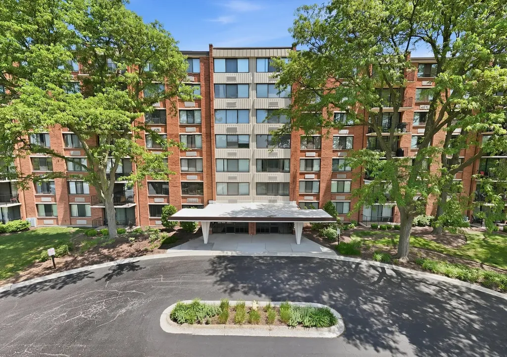 2000 Saint Regis Drive Lombard IL 60148
