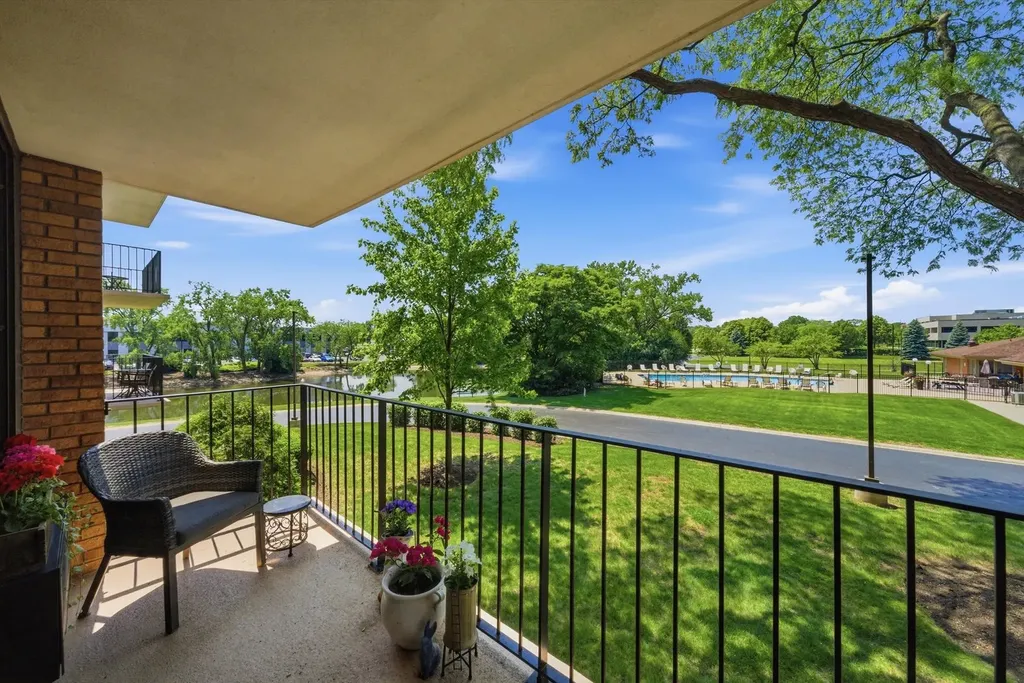 2000 Saint Regis Drive Lombard IL 60148