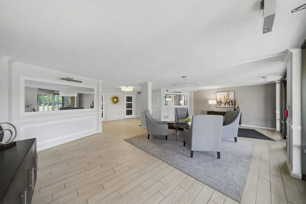 2000 Saint Regis Drive Lombard IL 60148