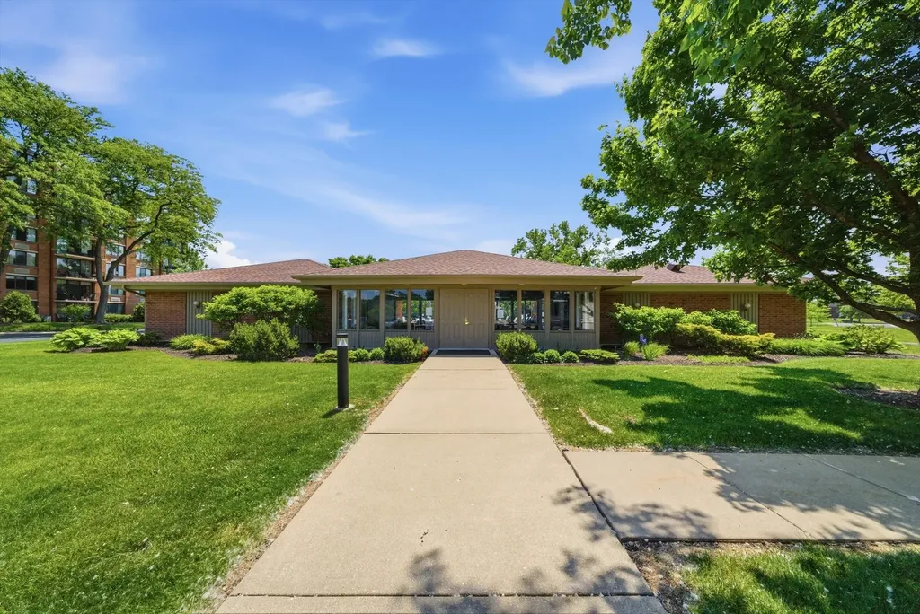 2000 Saint Regis Drive Lombard IL 60148