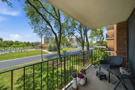2000 Saint Regis Drive Lombard IL 60148