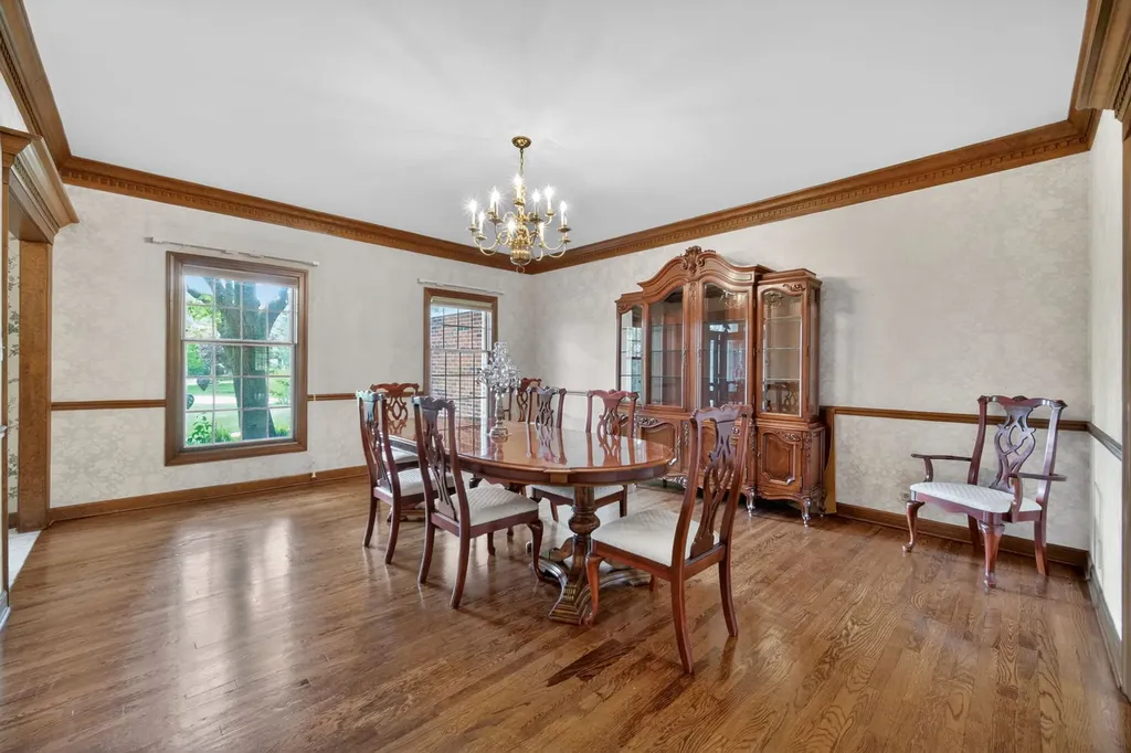 355 Trinity Lane Oak Brook IL 60523