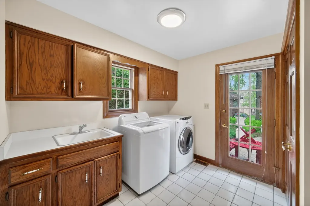 355 Trinity Lane Oak Brook IL 60523