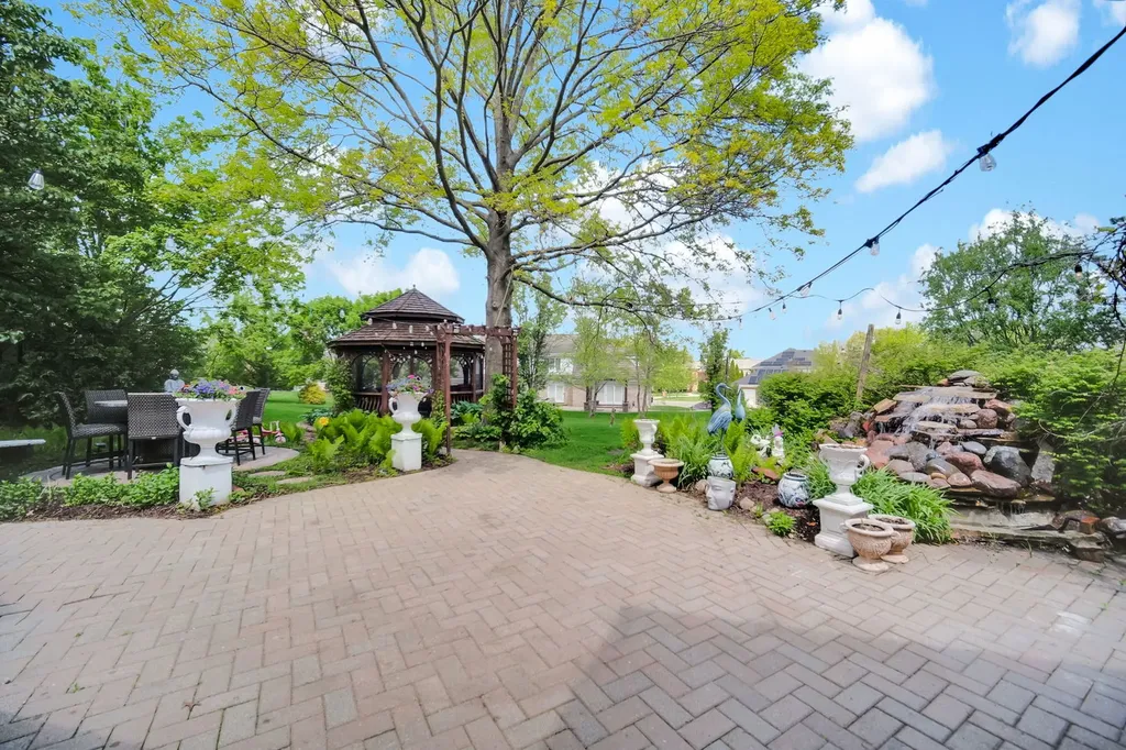 355 Trinity Lane Oak Brook IL 60523