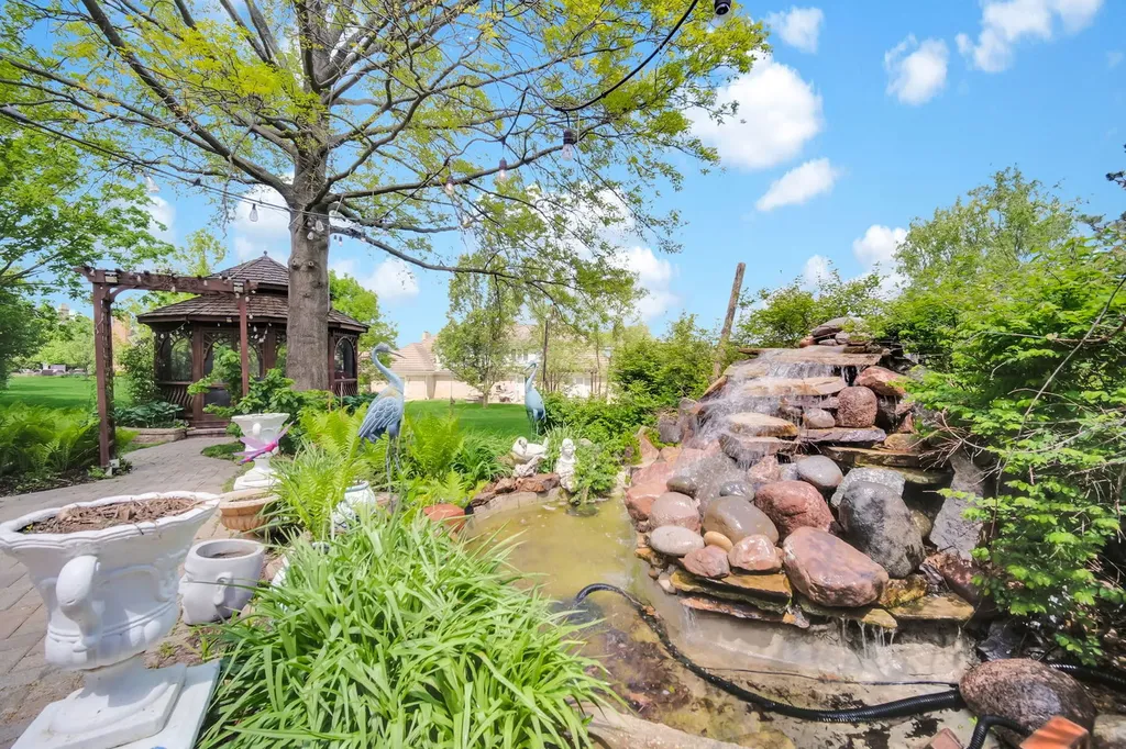355 Trinity Lane Oak Brook IL 60523