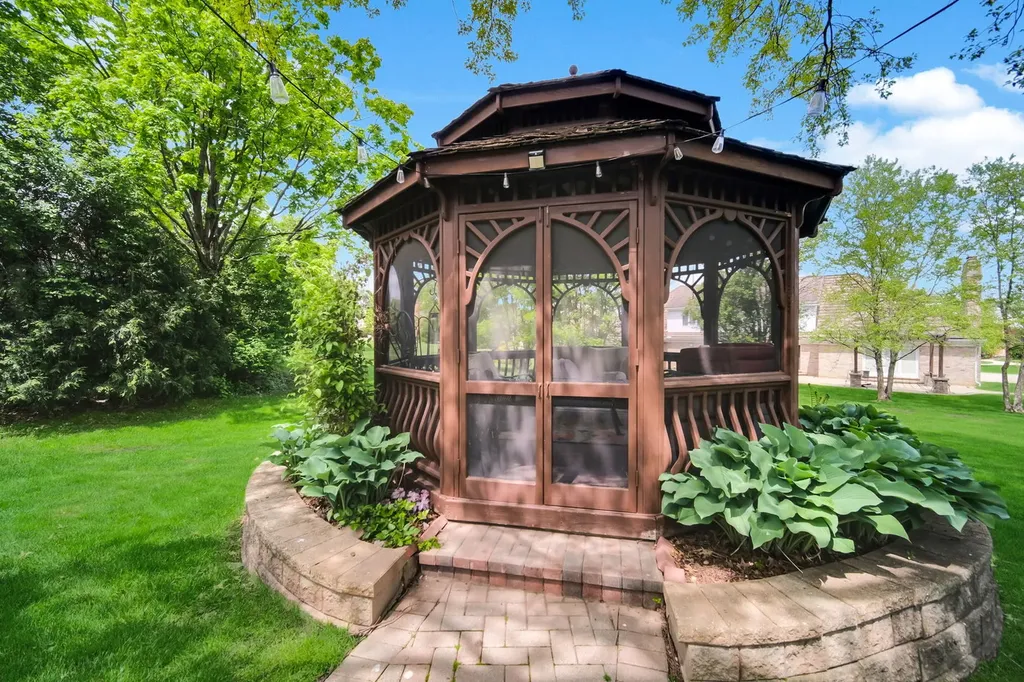 355 Trinity Lane Oak Brook IL 60523