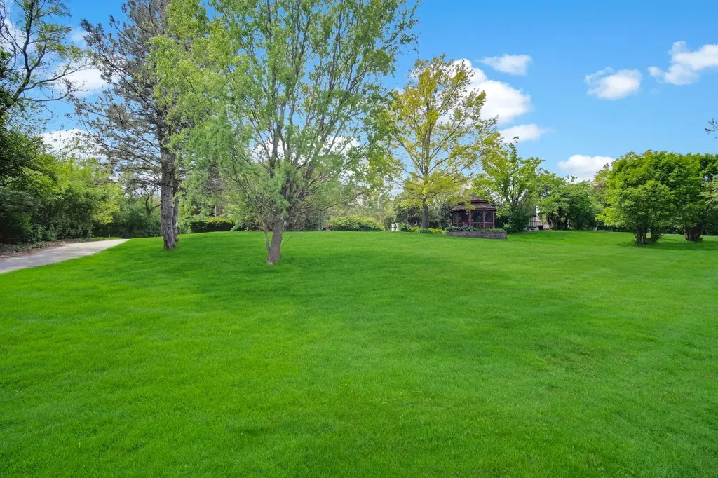 355 Trinity Lane Oak Brook IL 60523