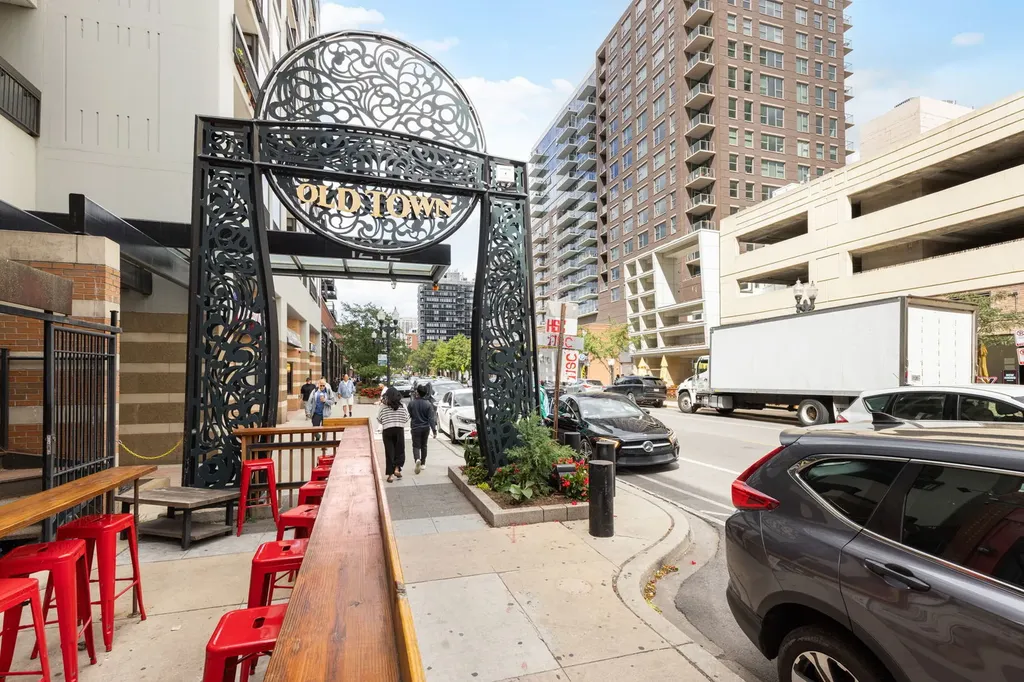 231 West Scott Street Chicago IL 60610