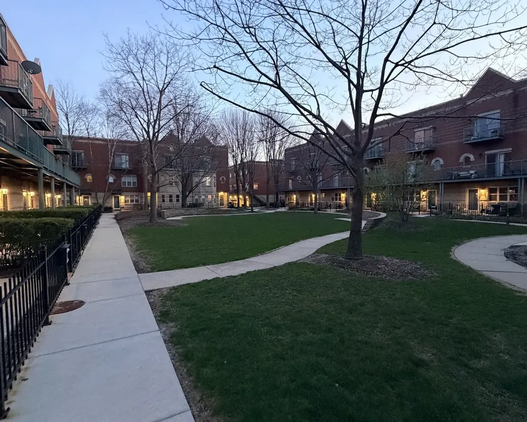 4530 South Woodlawn Avenue Chicago IL 60653
