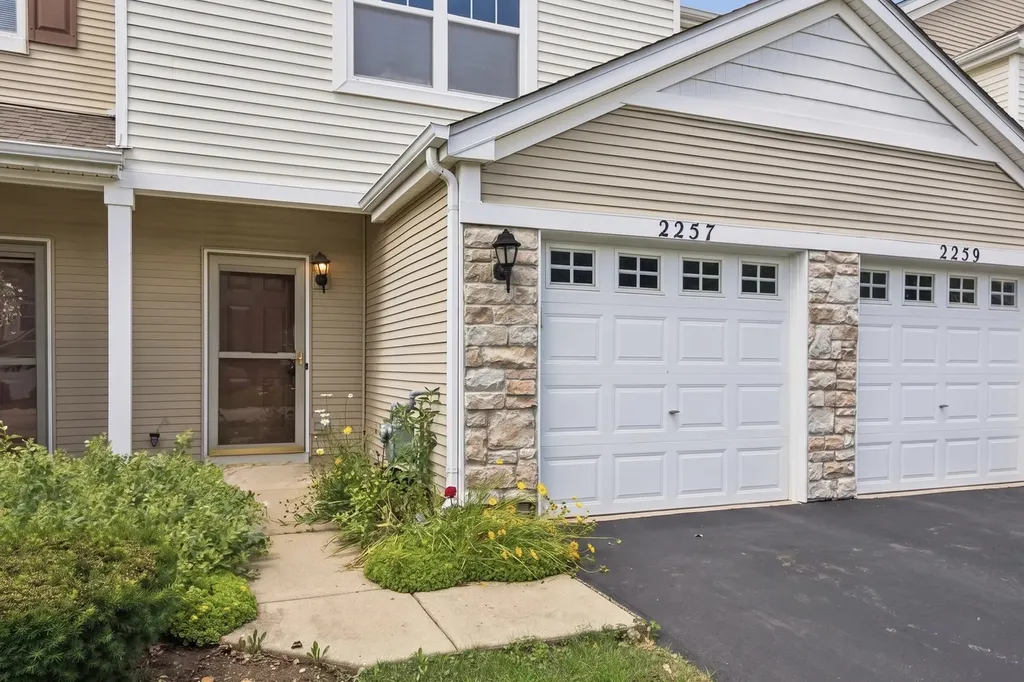 2257 Flagstone Lane Carpentersville IL 60110