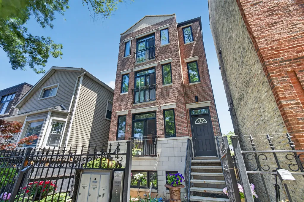 2709 North Campbell Avenue Chicago IL 60647