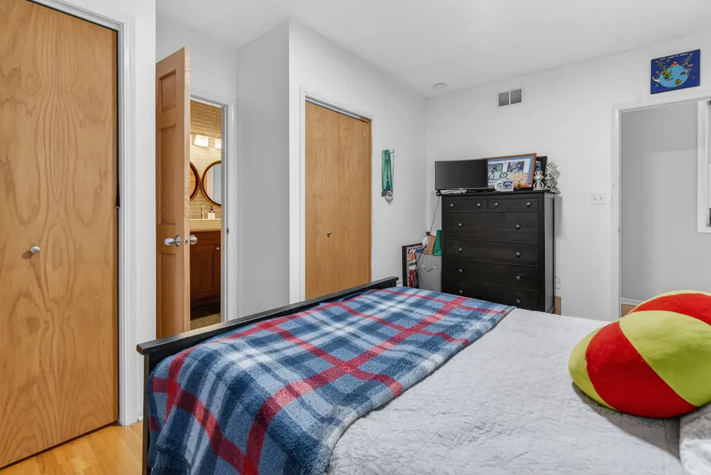 2709 North Campbell Avenue Chicago IL 60647