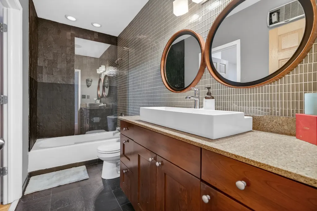 2709 North Campbell Avenue Chicago IL 60647