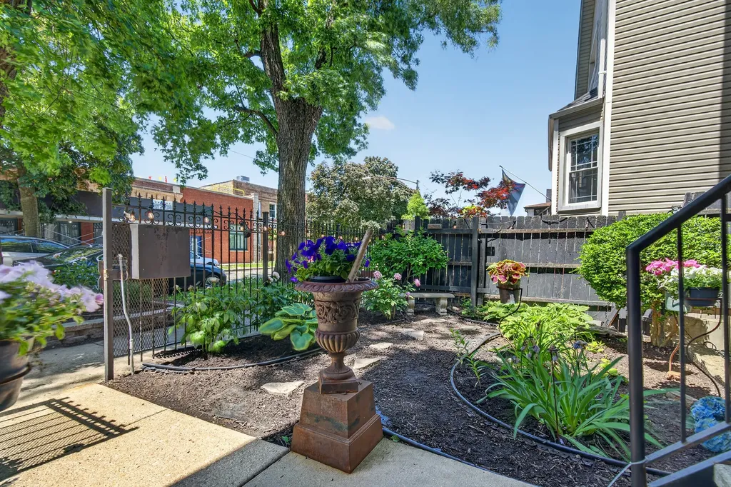 2709 North Campbell Avenue Chicago IL 60647