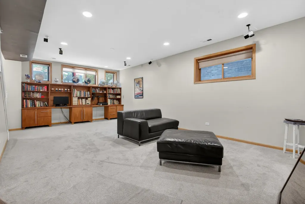 2709 North Campbell Avenue Chicago IL 60647