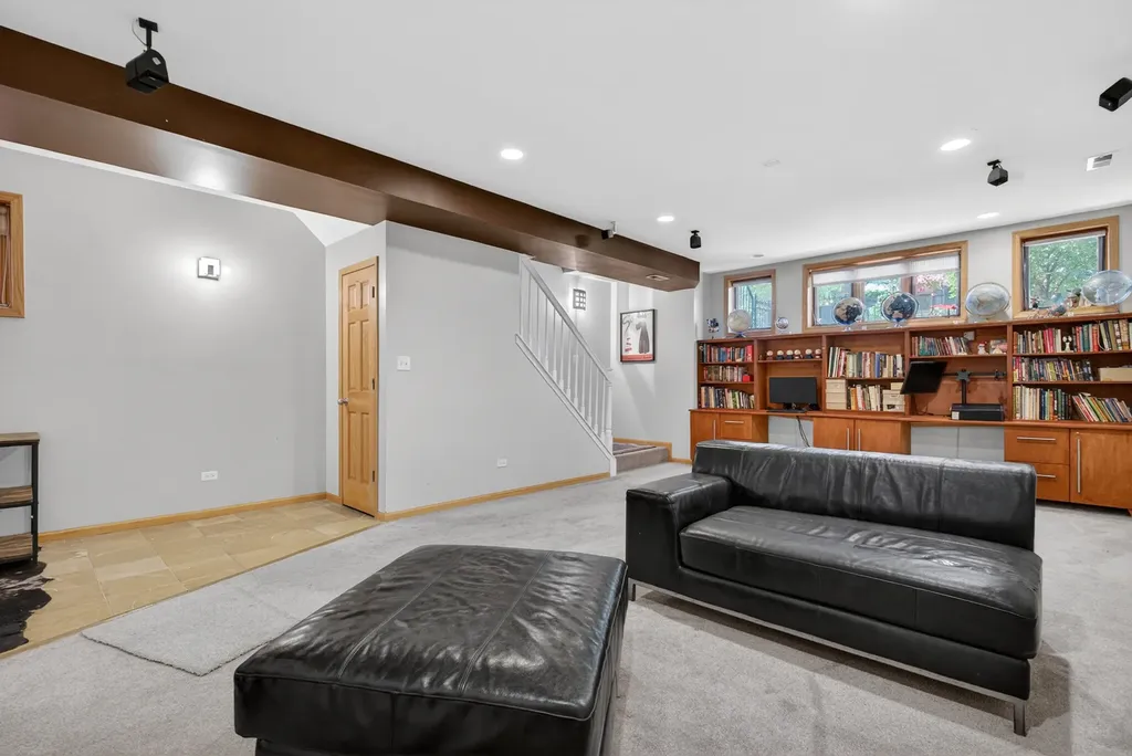 2709 North Campbell Avenue Chicago IL 60647