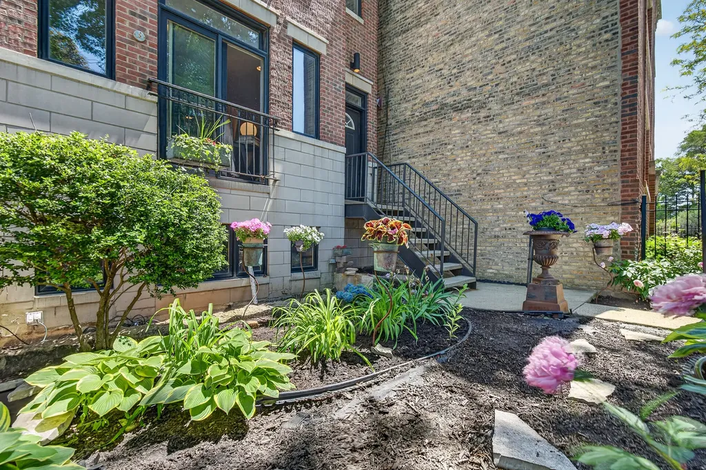 2709 North Campbell Avenue Chicago IL 60647
