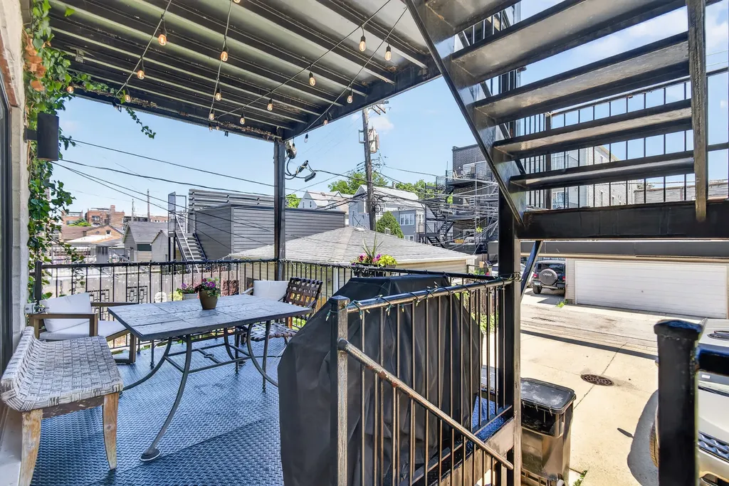 2709 North Campbell Avenue Chicago IL 60647